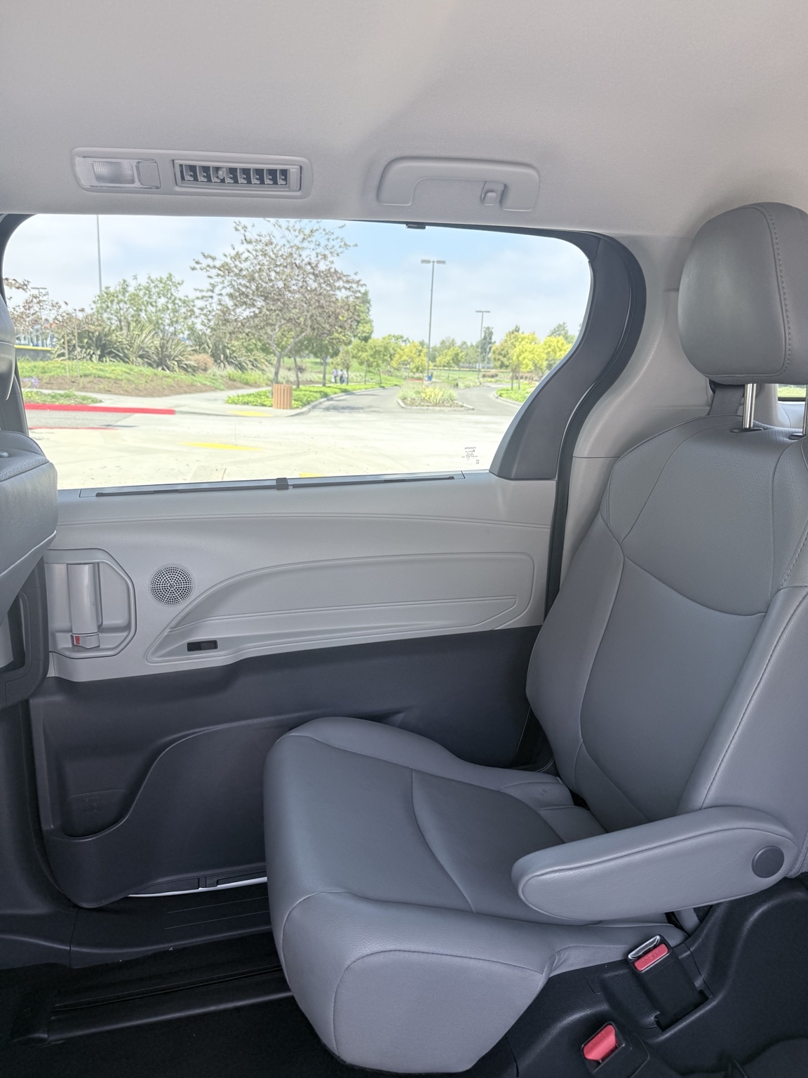 2024 Toyota Sienna XLE photo 3