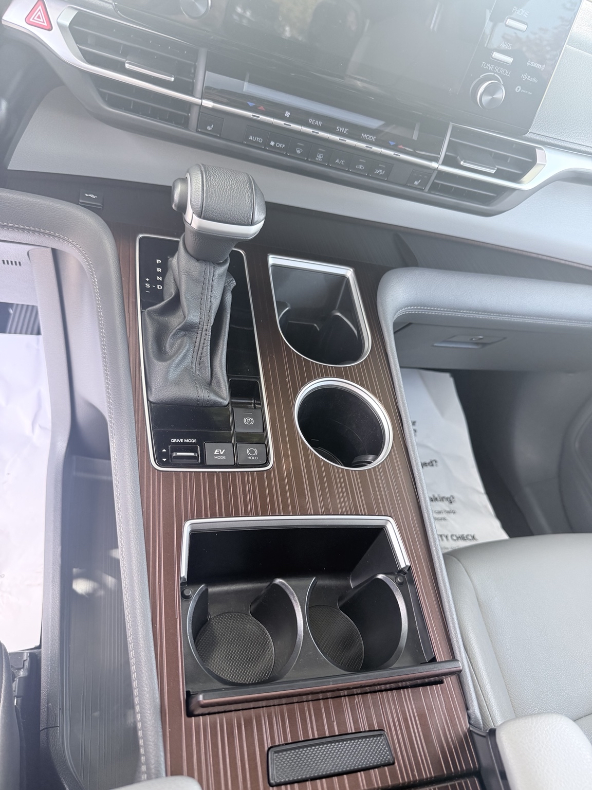 2024 Toyota Sienna XLE photo 7