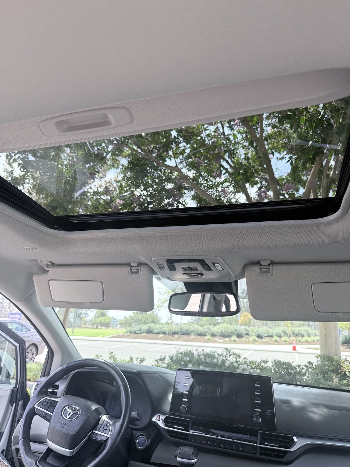 2024 Toyota Sienna XLE photo 8